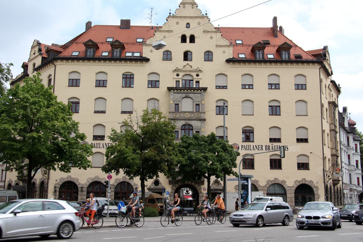 Outdoor tables and seating at Paulaner Bräuhaus biergarten in Munich